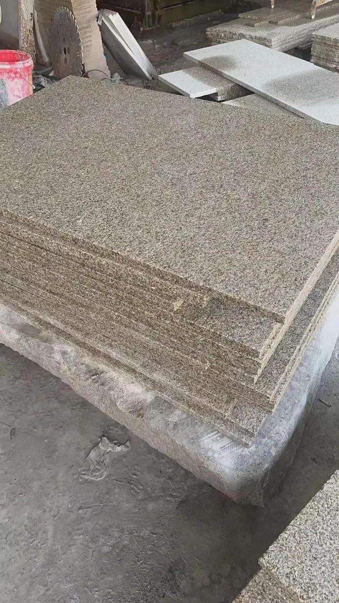 芝麻灰花崗巖與黃銹石的專業加工 荔枝面、火燒面及光面工藝詳解