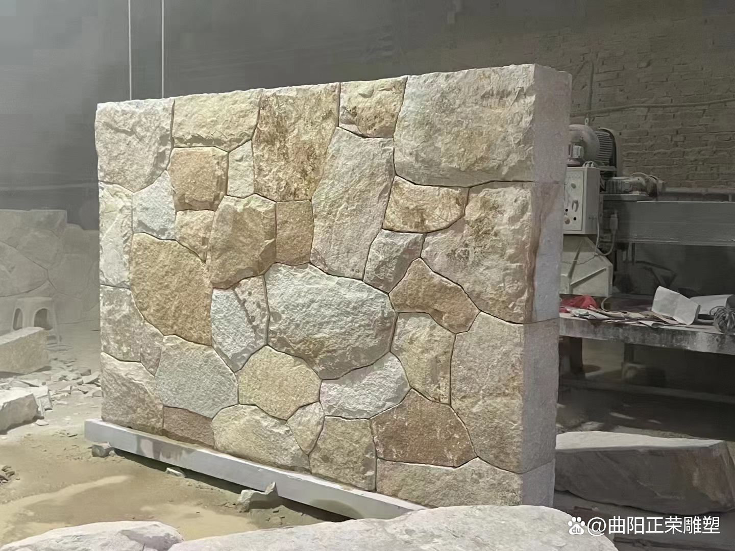 柏坡黃石材景墻景觀雕塑加工藝術探析